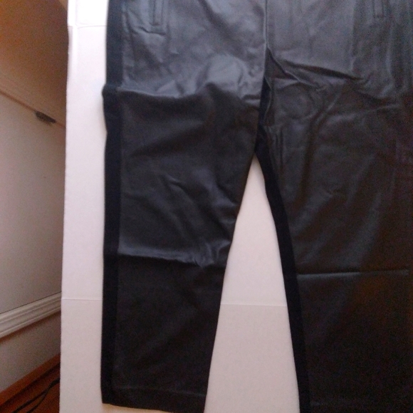 Petite Juliet Chico's Faux Leather Front Black Crop Pant. - Picture 7 of 9